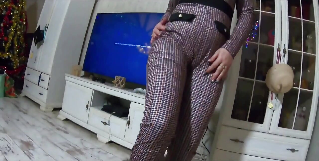 Jumpsuit ketat, sepatu bot berbulu & sepong kontol berantakan sampai dicrot di dalam