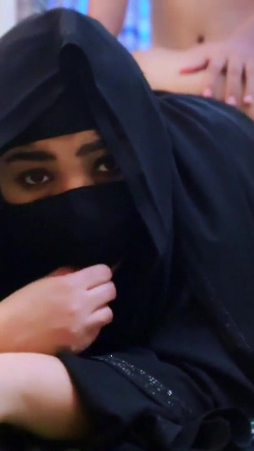 khadimat saeudiat μουσουλμάνος tumaris aljins mae mudiriha fi aleamal eindama kanat mukhtiatan fi aleamal | Κλιπ 2