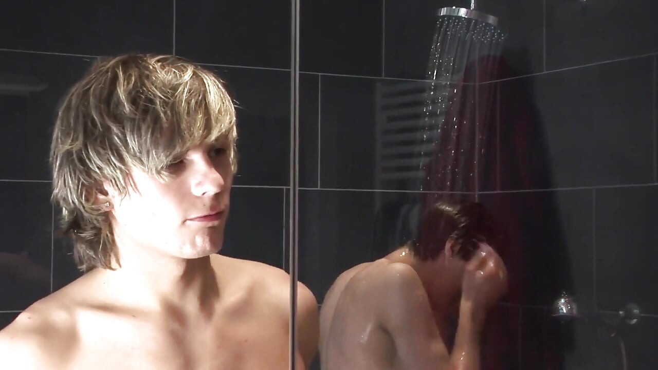 Exclusive video Bareback: Shower cock sucking with horny gay boys