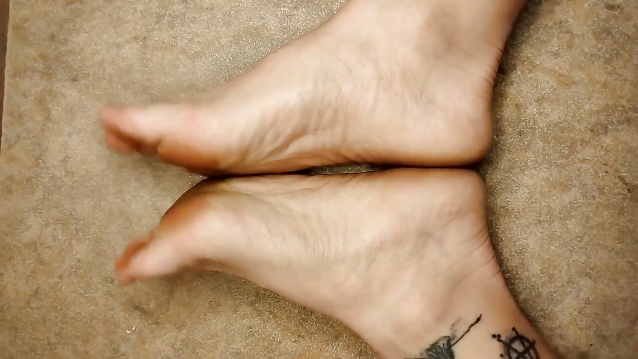 Lamer mis pies sucios y limpios esclava perra