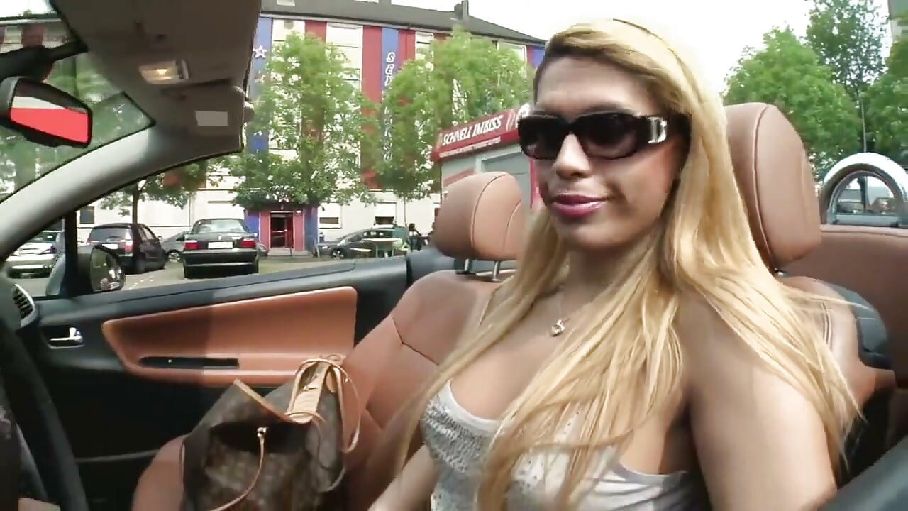 Bystiga blonda MILf strök över sin oljade kuk