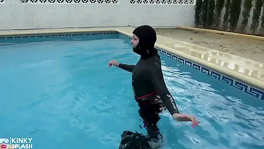 Бондаж мокрого костюма русалки, скользкий изврасти бассейна с финиками, веревкой и глубоким дайвингом
