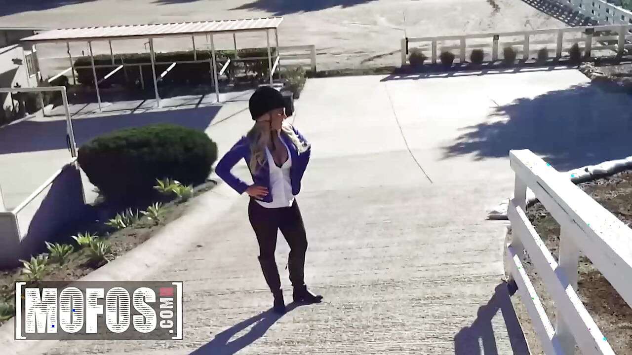 MOFOS - Olivia Austin dikongkek pepeknya dalam cowgirl songsang semasa sesi luar yang sangat panas