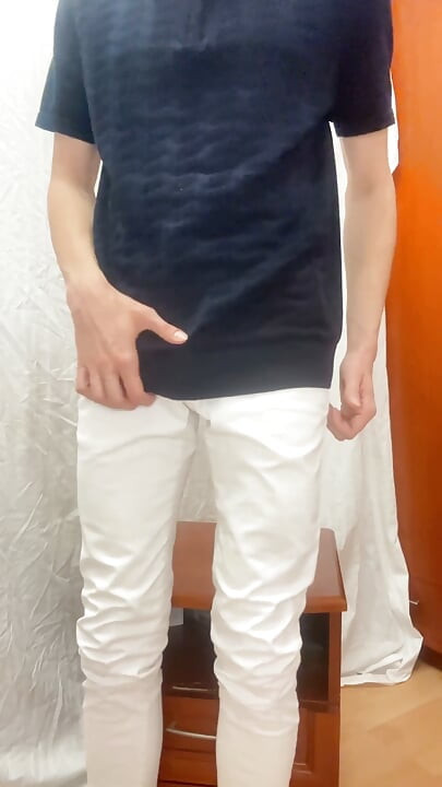 Cute Twink Naglalaro ng Dildo at Nagpaputok Dahil sa Anal