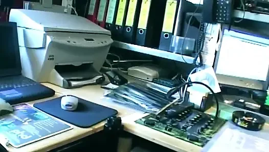 Die lockige brünette reitet hart auf bürostuhl