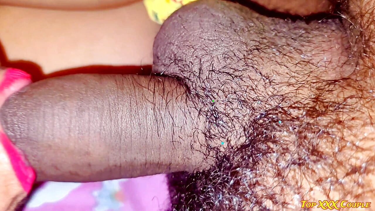 No cobertor, minha meia-irmã quente XXX se diverte comigo.