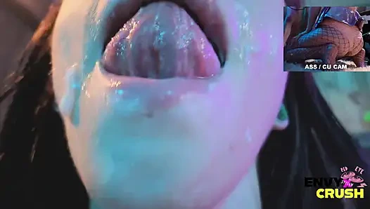 Gadis gamer dengan stoking jala lagi asik berlutut