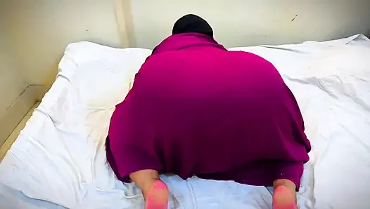 Arap tesettürlü kız oyuncağını tombul büyük göt deliğine sokuyor, zevk