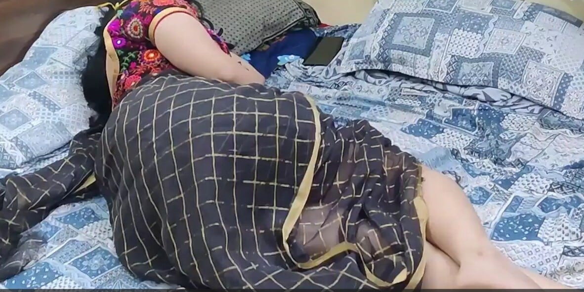 चोर साड़ी में मल्लू आंटी के स्तन चूसते हुए