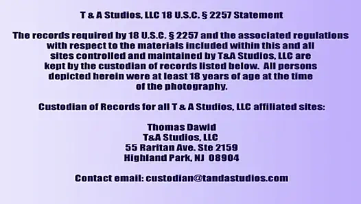 Kurvige brünette MILf nimmt pulsierenden schwanz auf der couch tief in den hals