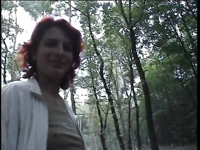 Ruda laska bawi się swoją cipką na zewnątrz