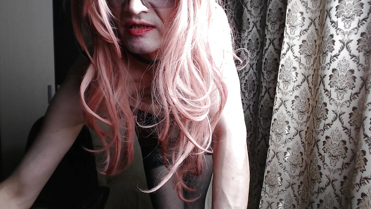 Penzina telanjang sepenuhnya menunjukkan dirinya kepada tetamu sembang