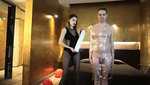 Domina-mädchen steckt ihren sklaven in klebeband-bondage