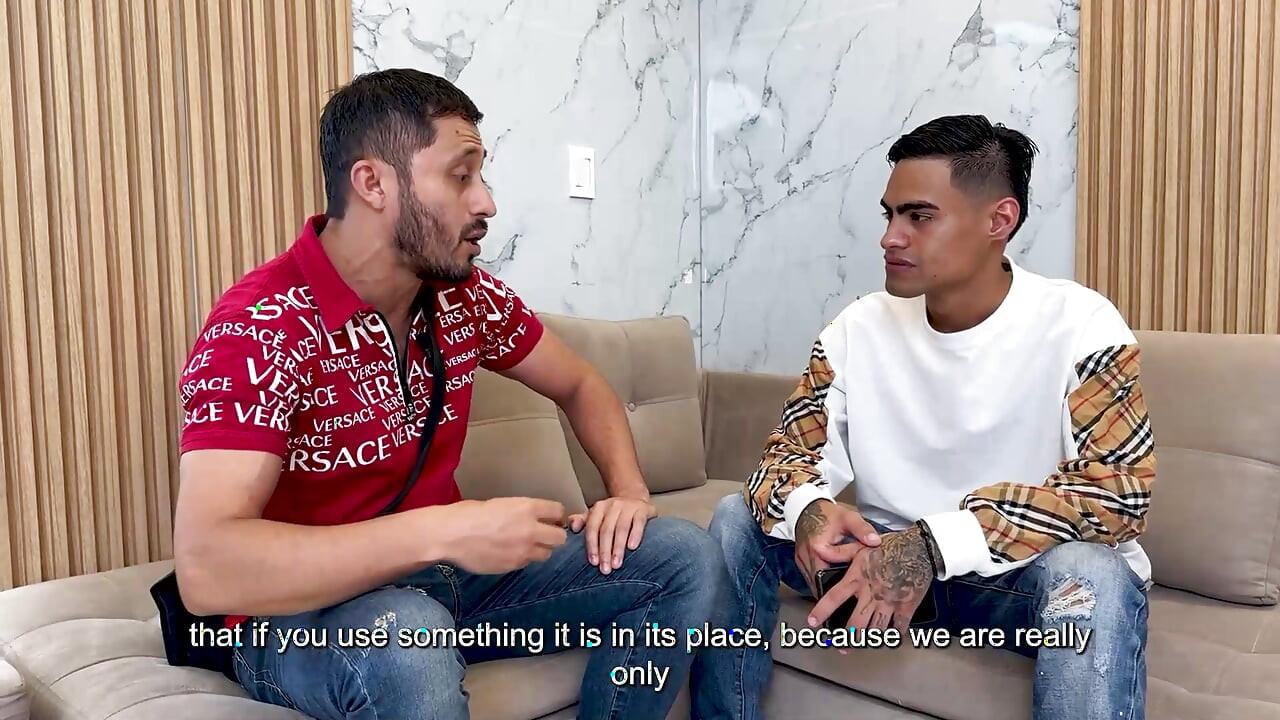 Latina infidelă MILF îmi înghite penisul de 21 cm și mă răzbun pe sânii ei uriași