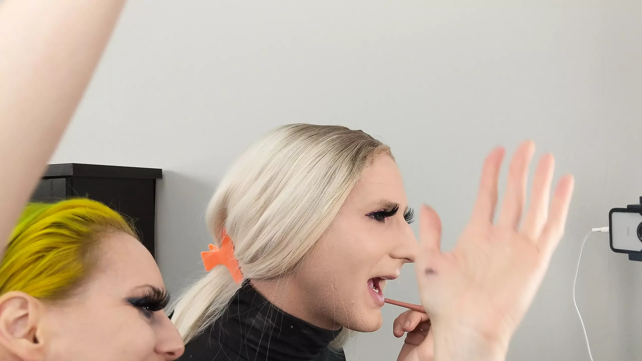 Crossdresser și Femeie Punând pe Lipliner și Ruj