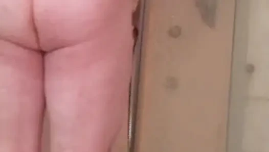 Duş alıyorum, mastürbasyon yapıyorum, üzerine işiyorum ve boşalıyorum