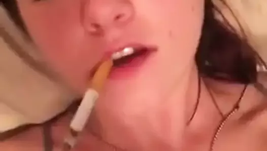 Paląca brunetka doprowadza się do orgazmu