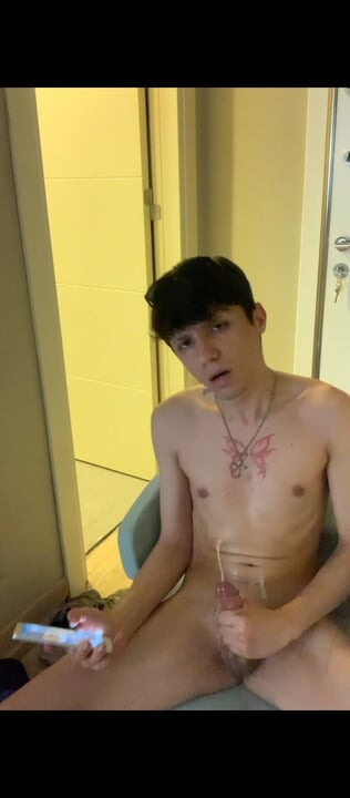 Watch me trying so hard to cum