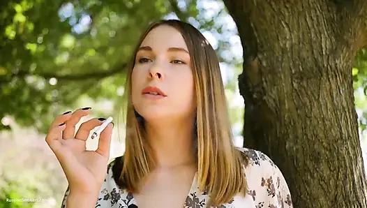 Evgeniya raucht stark 120mm zigarette