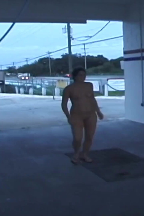 Se exibindo, em seguida, tatuagens