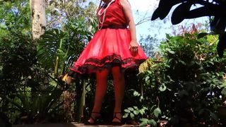 Sissy Ray em vestido de tafetá vermelho em dia de vento