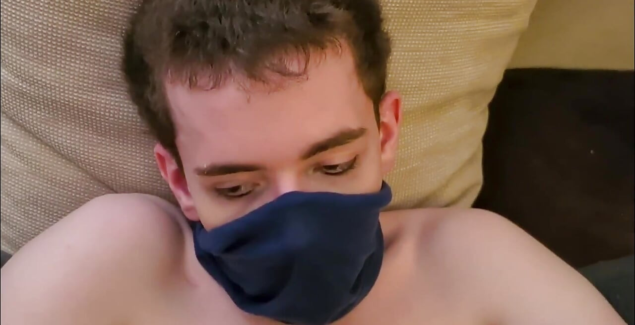 Stenjuća femboy kurva dobiva tvrdo razbijanje rupe od debelog kurca - Prettyboi2000x