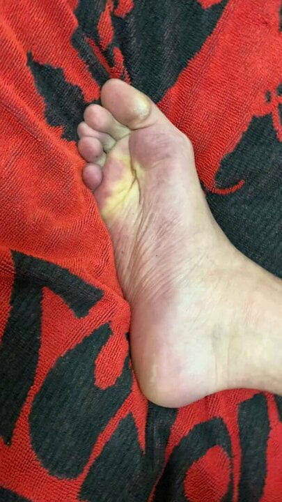 私を足で叩く