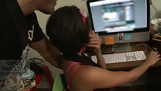 Cewek culun komputer vanessa leon istirahat dari blogging untuk