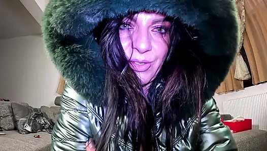 Parlak taytlı am frikik, downjacket play ve anal tıkaç solo fetişi