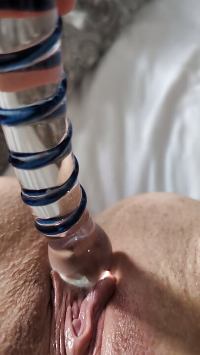 ガラスディルドで濡れた膣を甘やかす