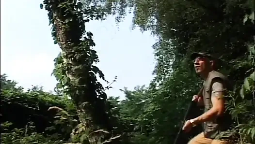 Pantat dan mulut tante seksi dengan memek berbulu ini dientot habis-habisan sampai dicrot di dalam sama dua kontol raksasa