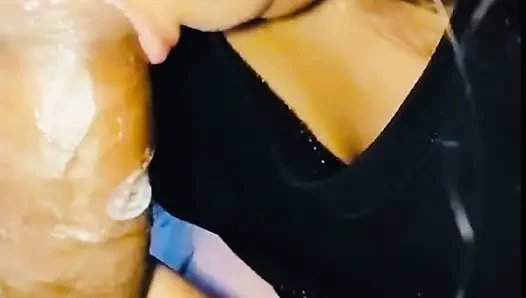 Teenie-mädchen lutscht schwanz mit eis