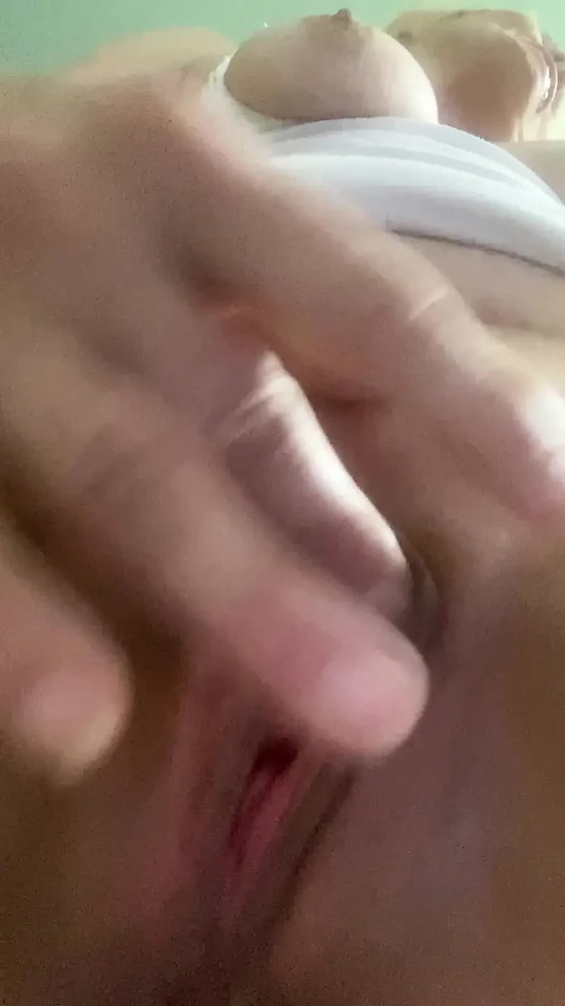 Hot Vivi fucks herself