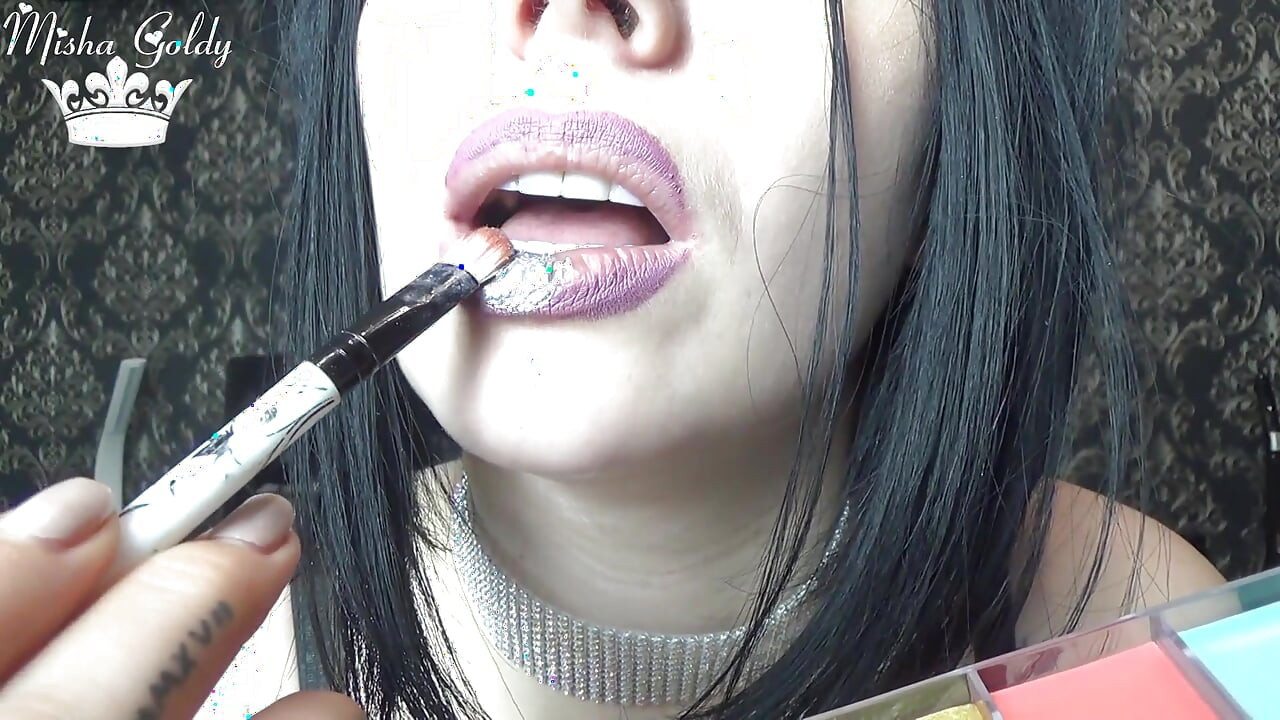 Labios jugosos plateados
