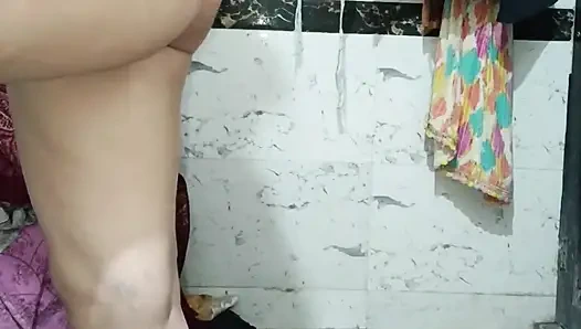 Priya lagi asik mandi bareng di kamar mandi