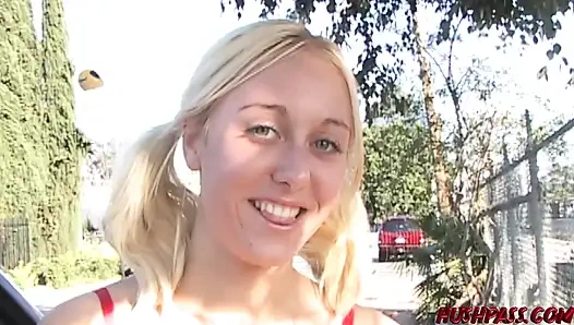 Öffentliche nacktheit an der tankstelle bekommt goldie coxx ganz gepumpt