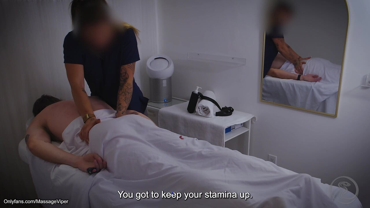 MassageViper - τακτική πελάτισσα δοκιμάζει νέα ευέλικτη μασέρ και παίζει με την κωλοτρυπίδα της