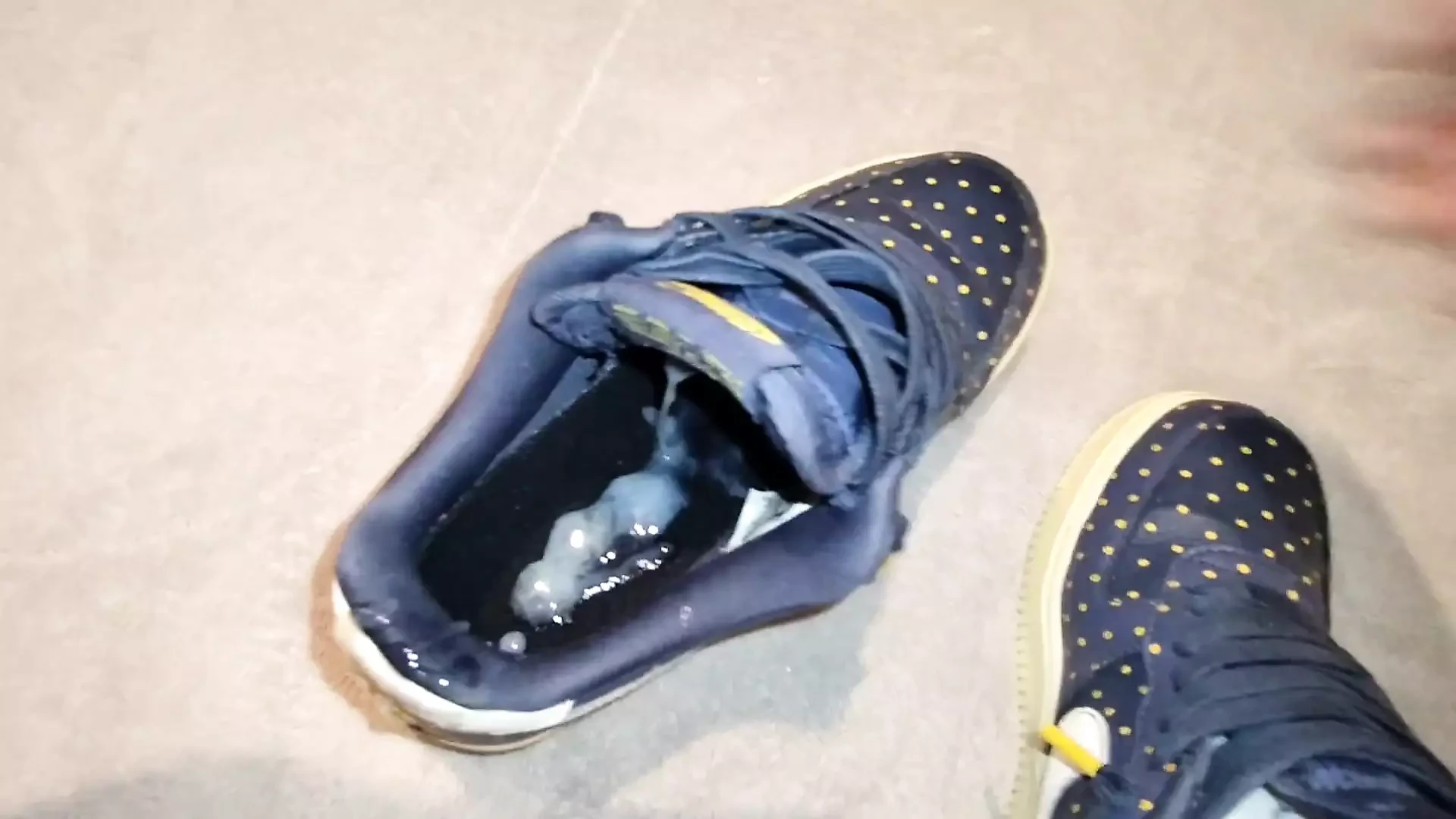Pancutan mani pada nike isteri saya af1 sneaker