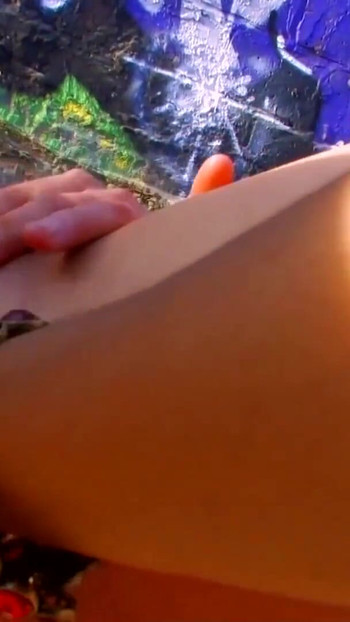 Zapanjujući trenutak iz filma "Fistiranje lezbijki na otvorenom u donjem rublju kao da ih gledaju"