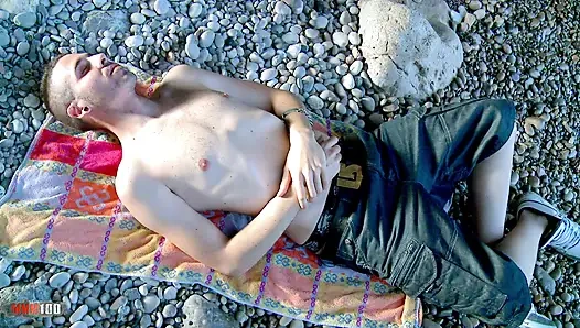 Naomi lionness wütet Kevin white in strandfantasie, intensives interracial muschi-ficken und abspritzen