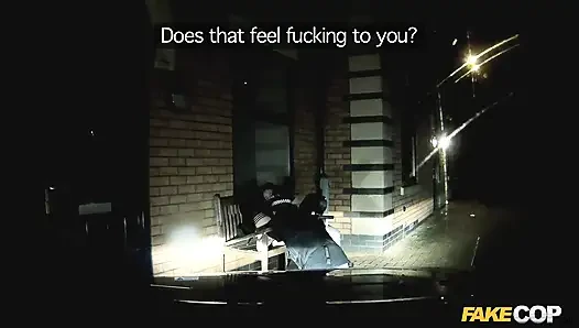 Gece devriyesi arsız genç kız açık havada cüretkar seksi seviyor