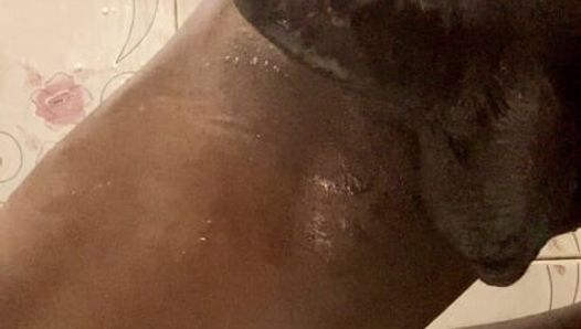 Wie indischer junge sich um seinen großen schwarzen schwanz kümmert, indem er massage beim baden macht