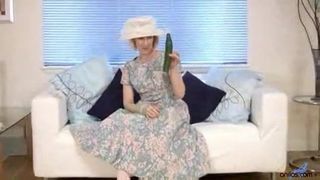 Une femme au foyer mature baise un concombre