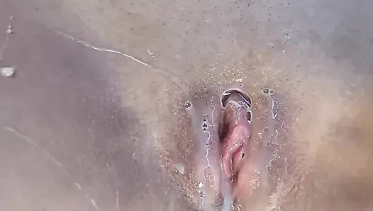 Sie springt auf eine und übergießt sich mit Sperma (Nahaufnahme).