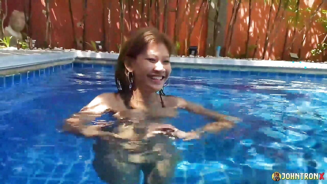 JohnTronx - sex anal strâmt sub apă cu o fată amatoare asiatică sexy