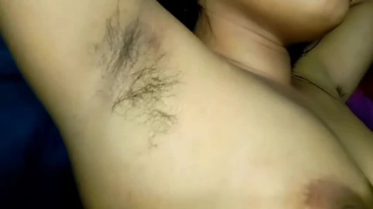 Seksi kız çıplak dans ediyor ve amını parmaklıyor