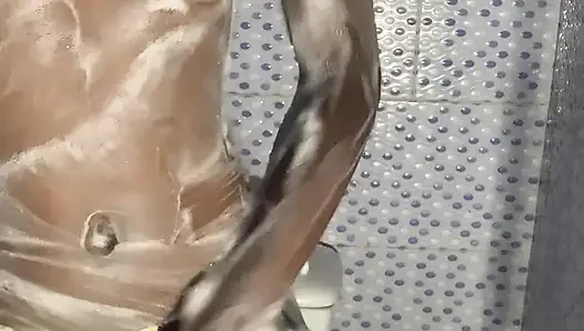 Heißes ebenholz-schätzchen allein im badezimmer