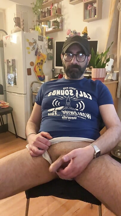 Lextalon stând la birou se masturbează cu pantaloni scurți albi - apoi se dezbracă și ejaculează