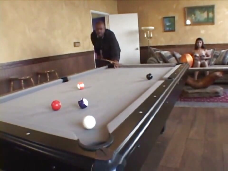 Sâni mari futând un cur negru sexy... Spermă în gură