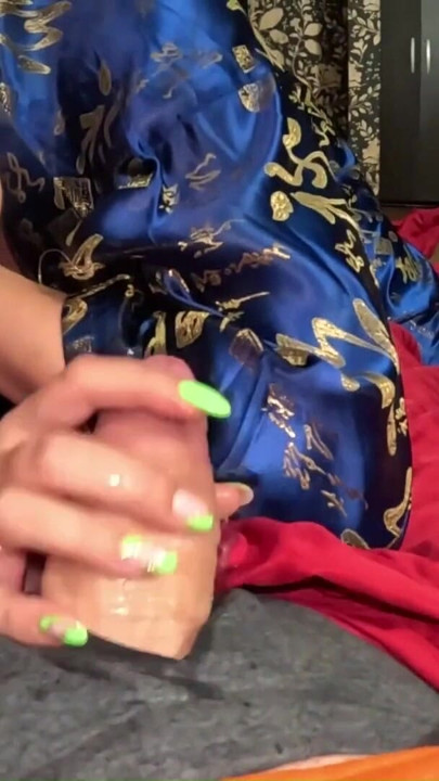 放荡的艺妓幻想。缎面长袍挑逗，肮脏的能量和凌乱的缎面完成 |剪辑 3